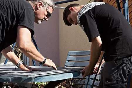 Sorgfältiger Einbau von Fliegengittern durch das erfahrene Team von Wienersonnenschutz