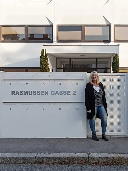Inhaberin Claudia FIlip vor dem Eingang zu Wienersonnenschutz