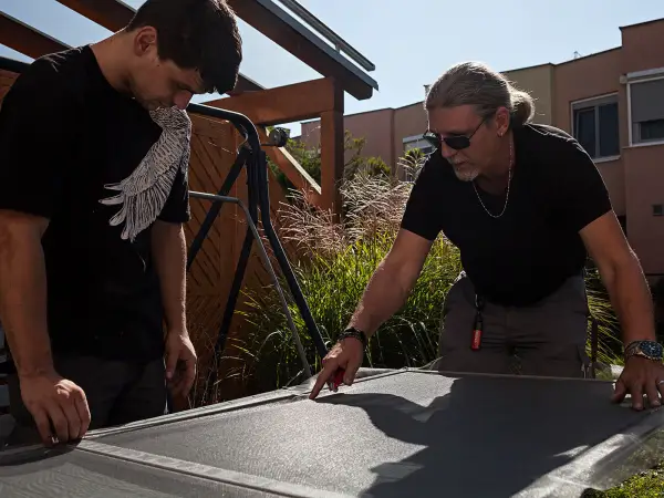 Team Wienersonnenschutz beim Insektenschutzgitter Einbau